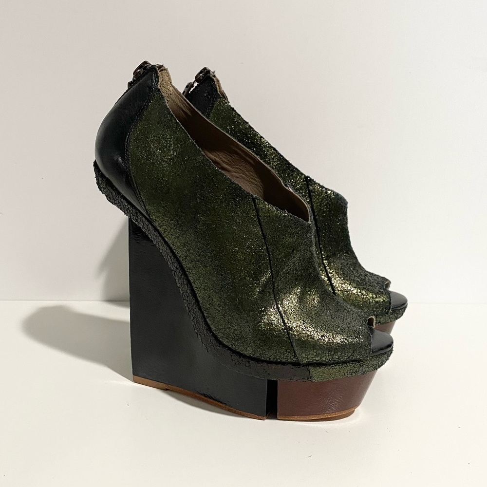 Finsk Leather Metallic Wooden Platform Heel‎ 36